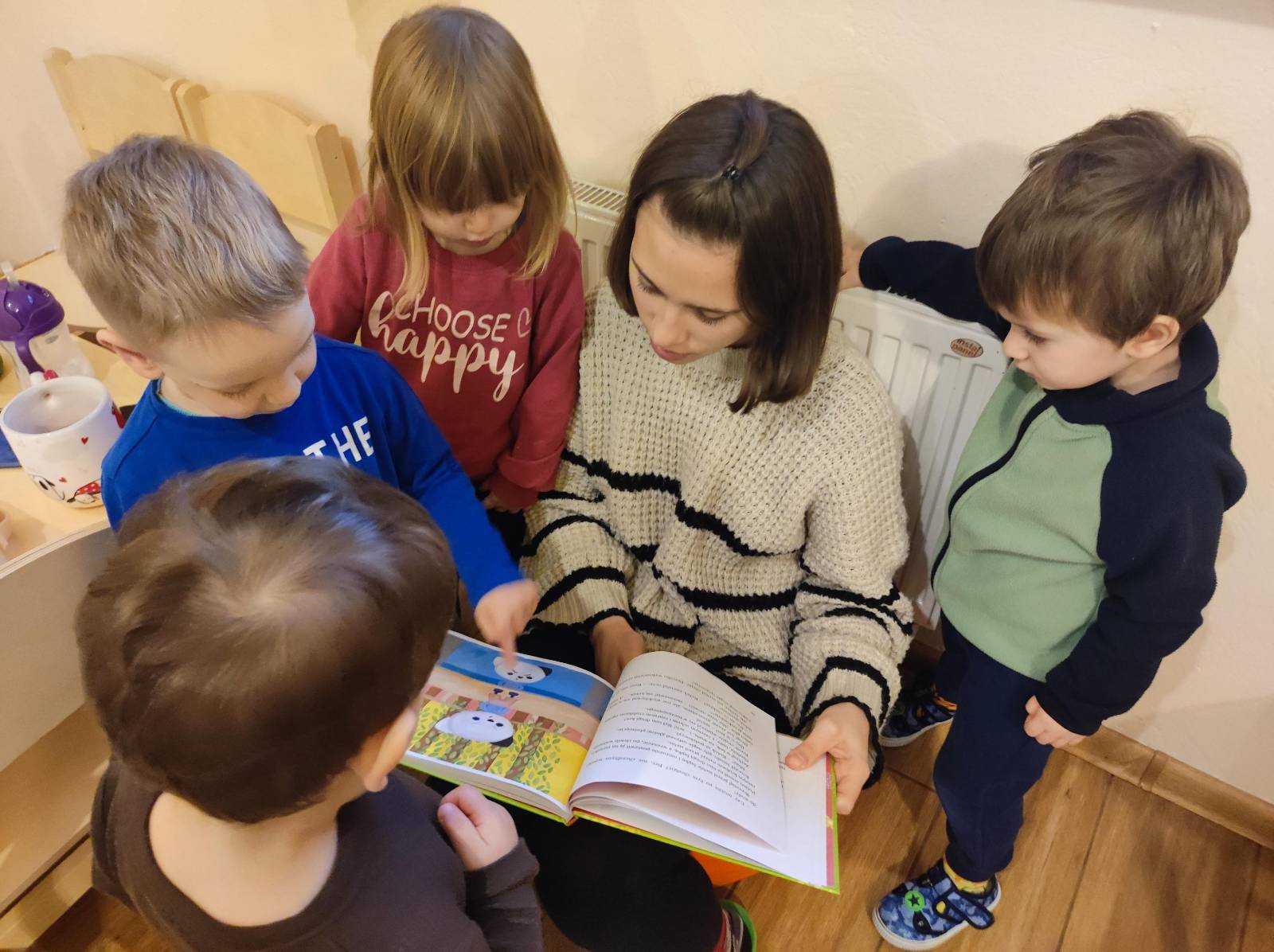Zdjęcie: krąg mam – rozmowa, kawa, dzieci obok