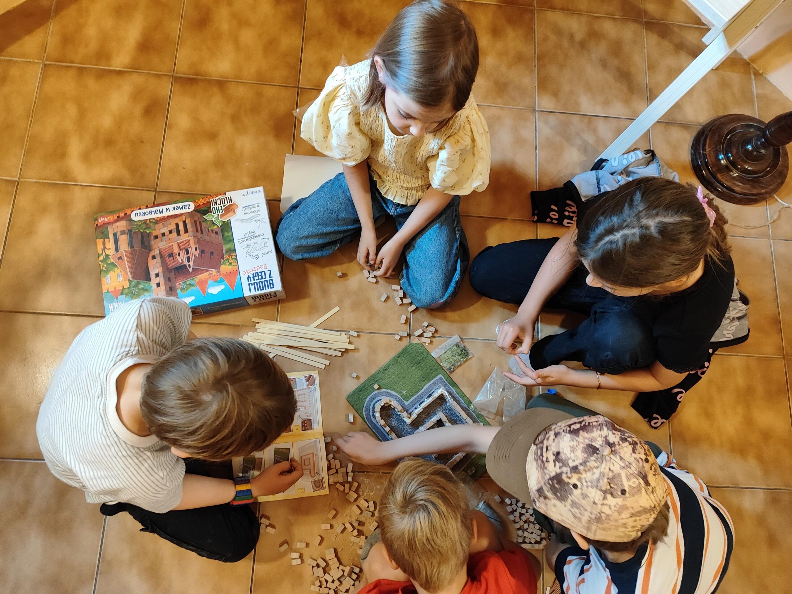 Dzieci z Domku na Drzewie w pracy nad projektem - sala